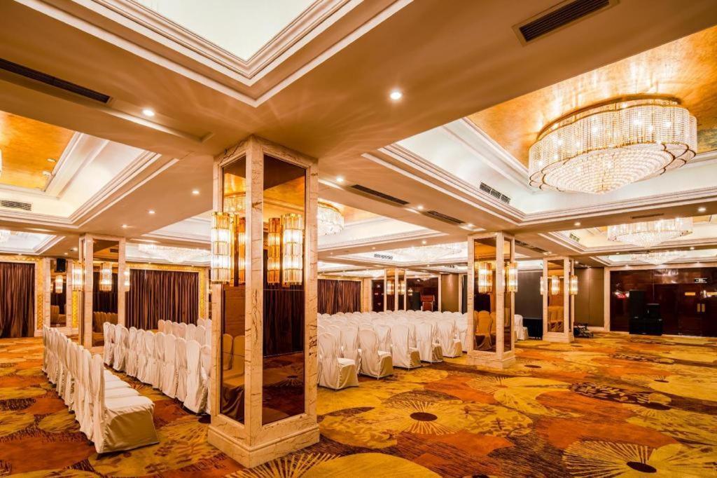 Chengdu Rising Butterfly Hotel Екстериор снимка
