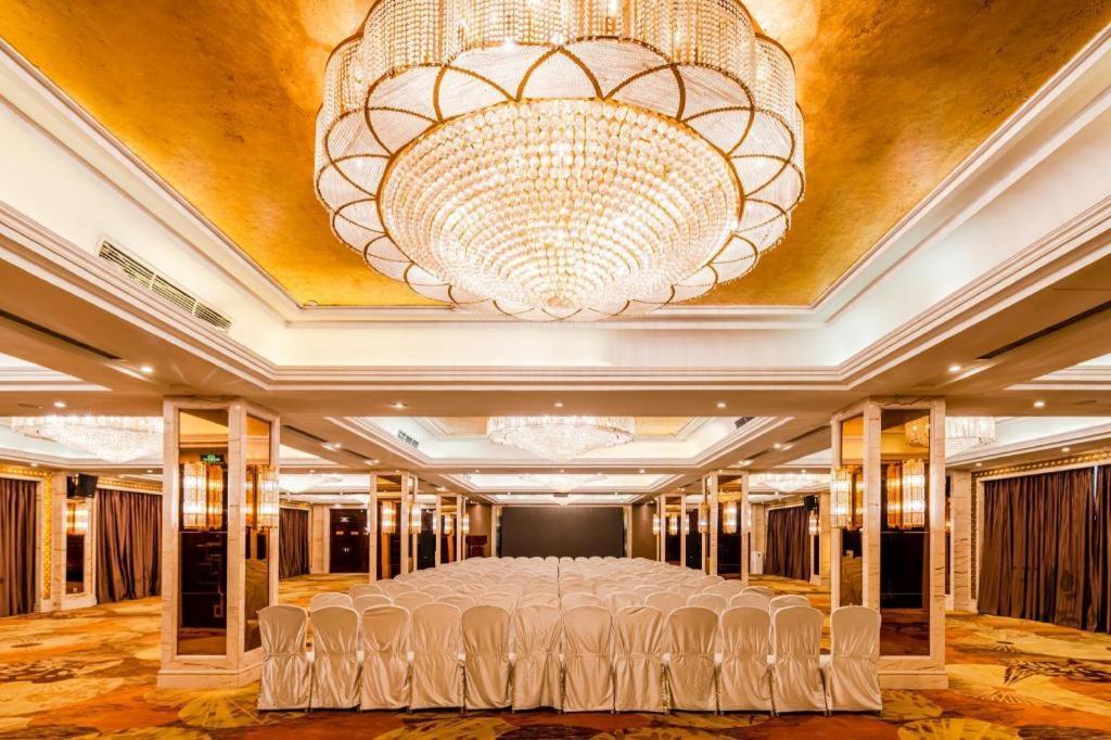 Chengdu Rising Butterfly Hotel Екстериор снимка