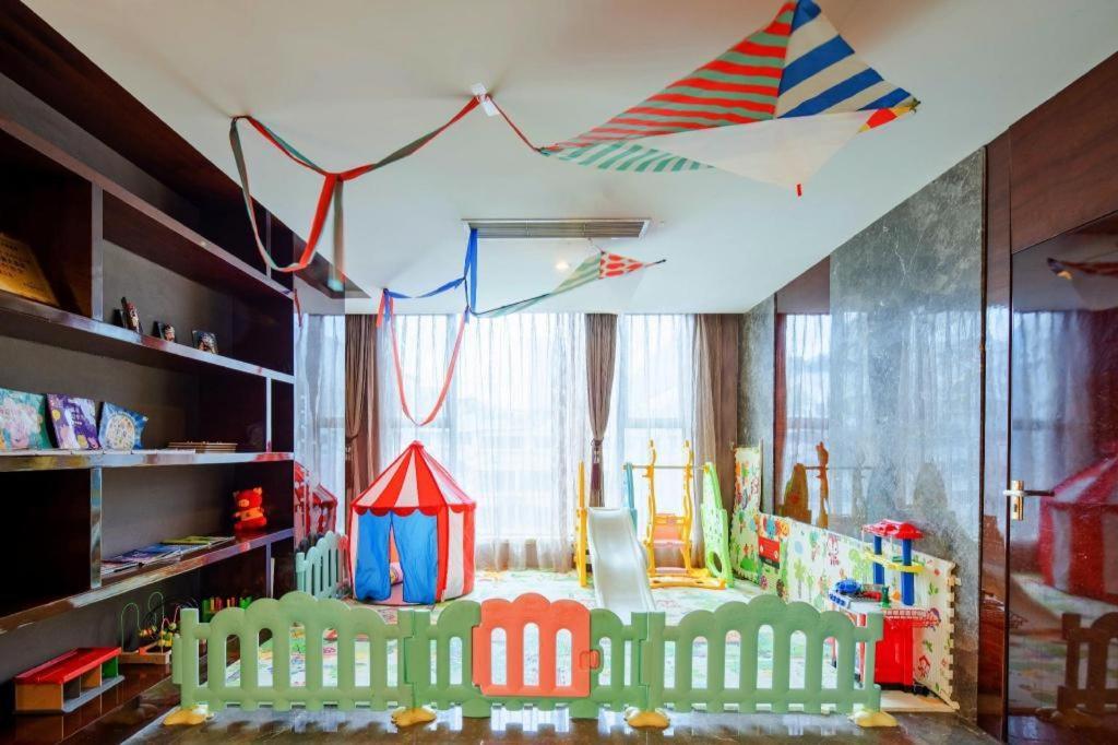 Chengdu Rising Butterfly Hotel Екстериор снимка